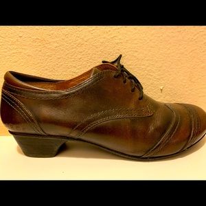 Taos brown leather shoe, size 8.5